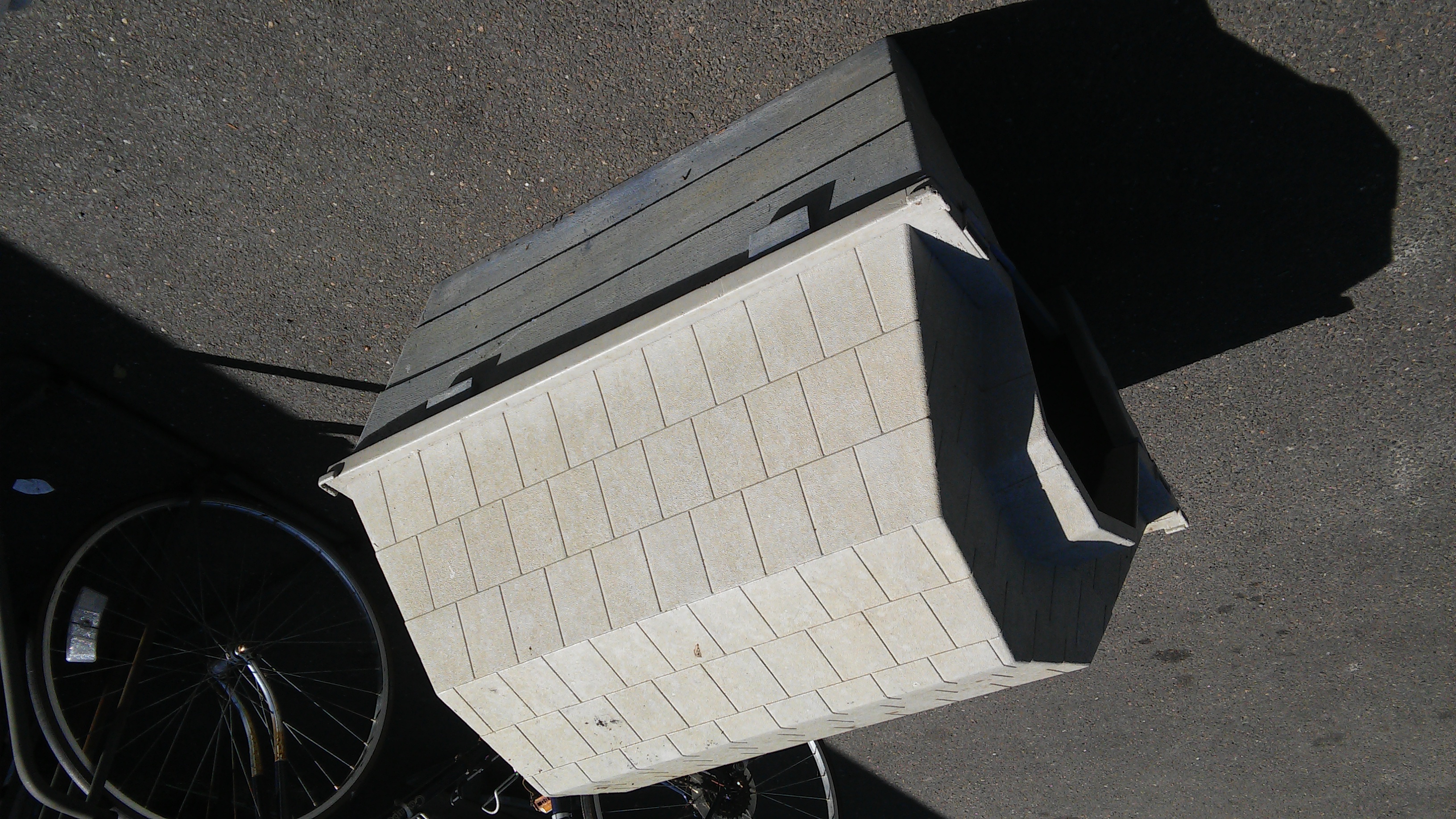 SOLD! DOGLOO Ruff Hauz WeatherResistant Dog House